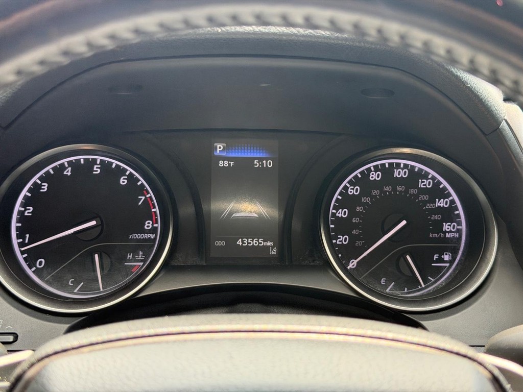 Toyota Camry Vehicle Full-screen Gallery Image 19