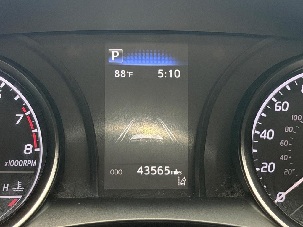 Toyota Camry Vehicle Full-screen Gallery Image 20