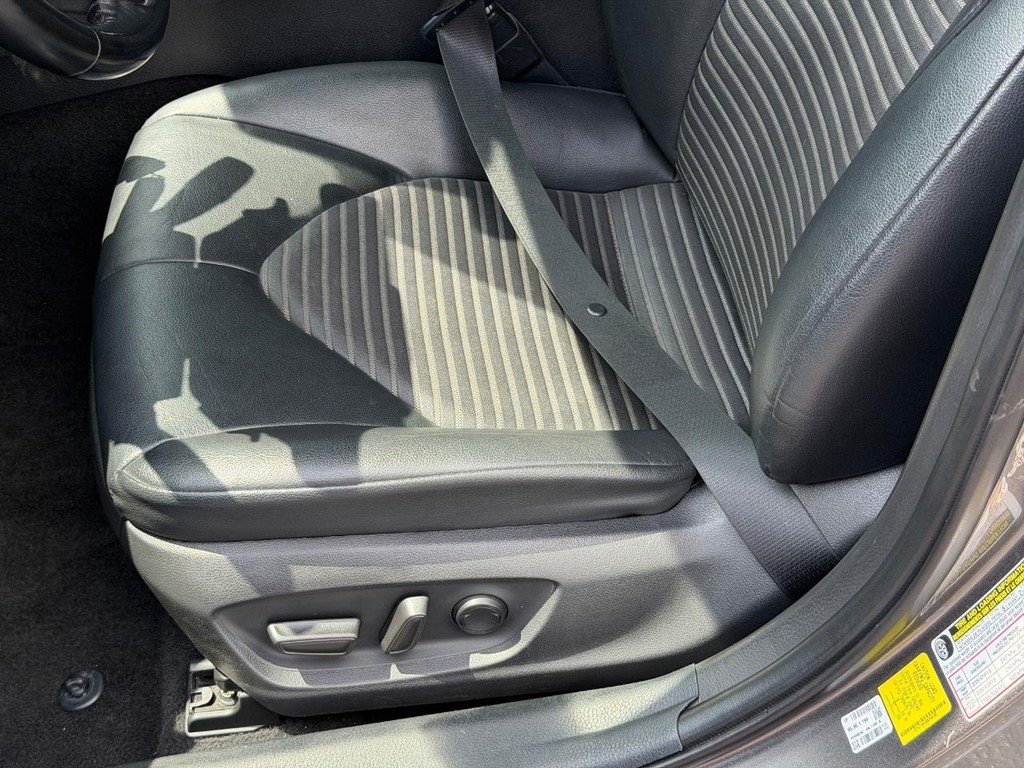 Toyota Camry Vehicle Full-screen Gallery Image 22