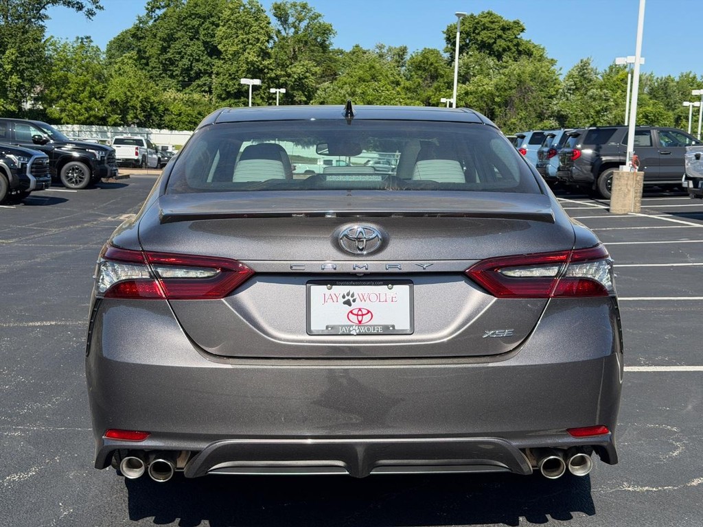 Toyota Camry Vehicle Full-screen Gallery Image 05