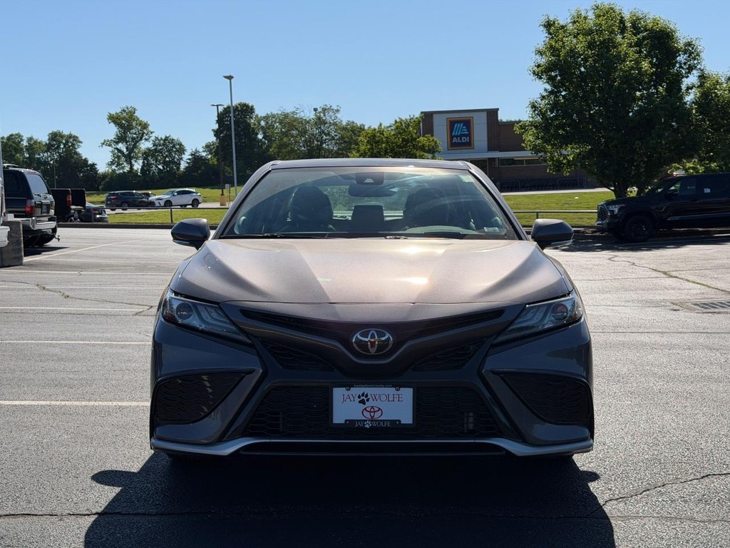 Toyota Camry Vehicle Full-screen Gallery Image 09