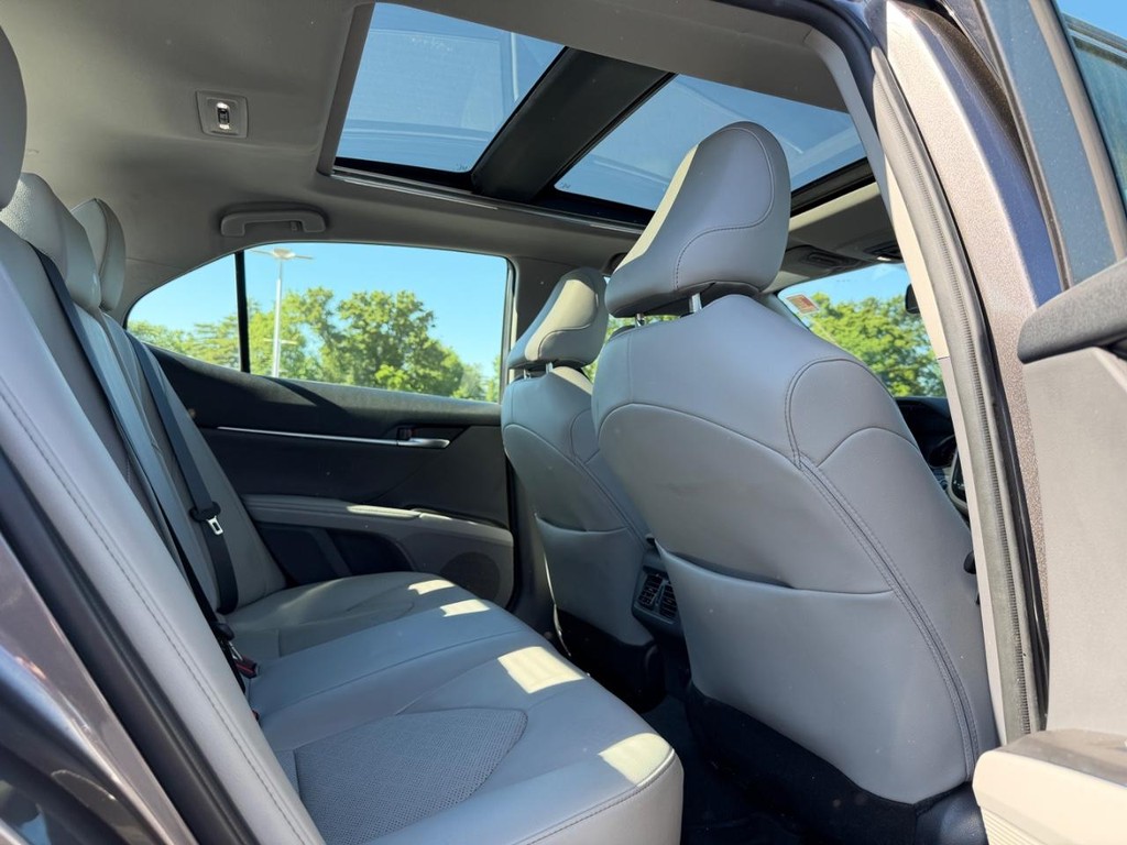 Toyota Camry Vehicle Full-screen Gallery Image 10