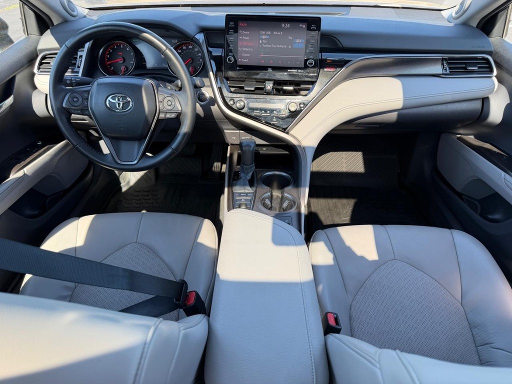 Toyota Camry Vehicle Full-screen Gallery Image 11
