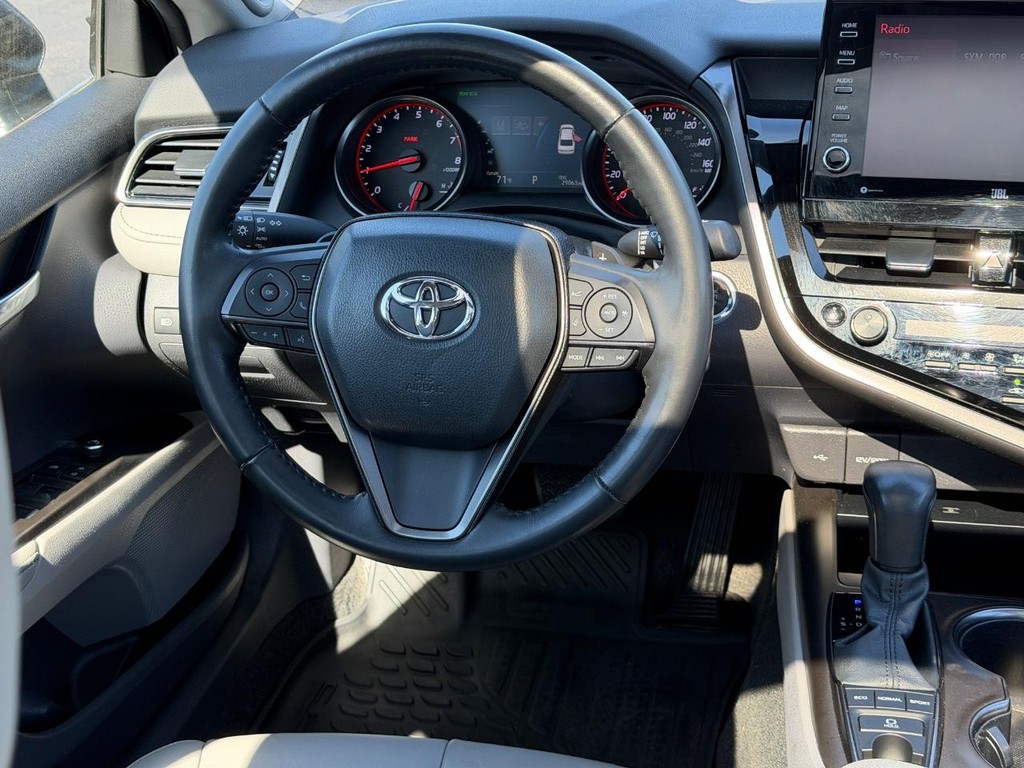 Toyota Camry Vehicle Full-screen Gallery Image 12