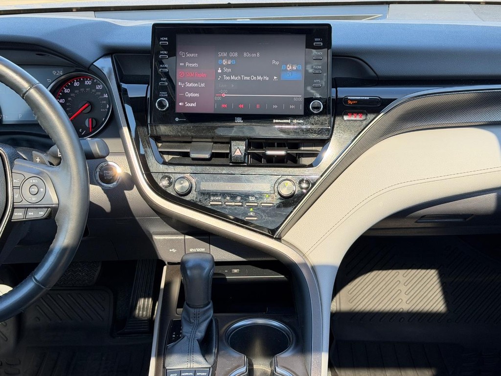Toyota Camry Vehicle Full-screen Gallery Image 13