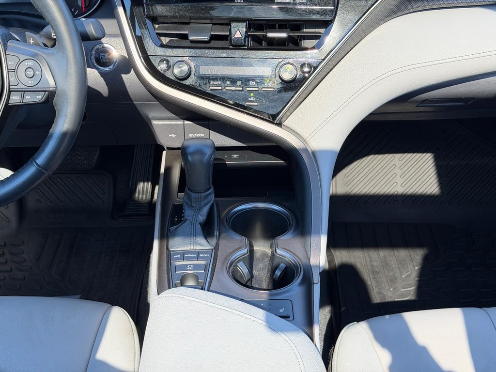 Toyota Camry Vehicle Full-screen Gallery Image 14