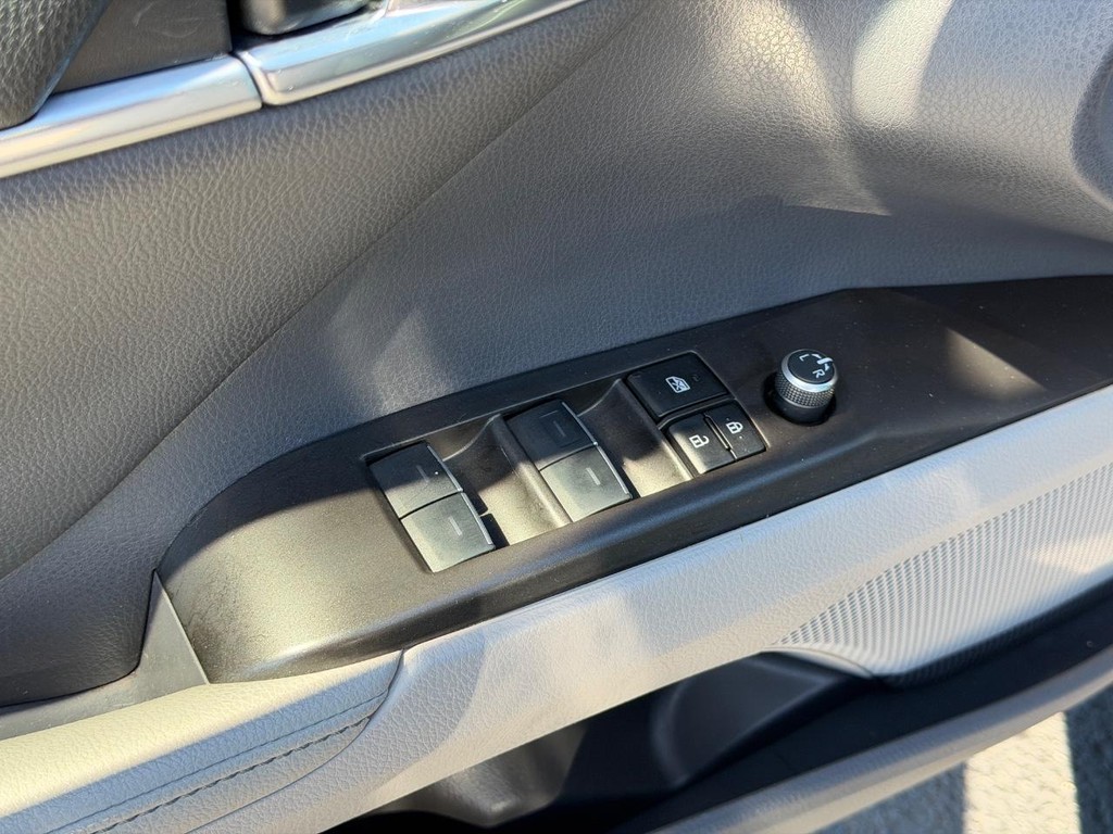 Toyota Camry Vehicle Full-screen Gallery Image 15