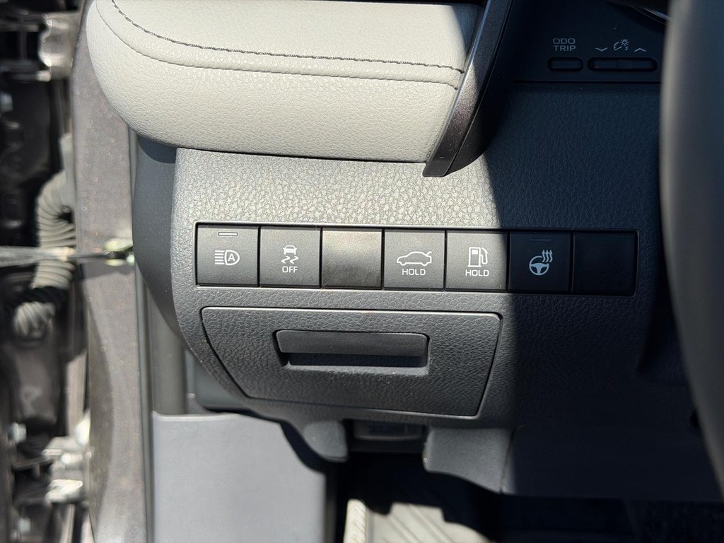 Toyota Camry Vehicle Full-screen Gallery Image 16