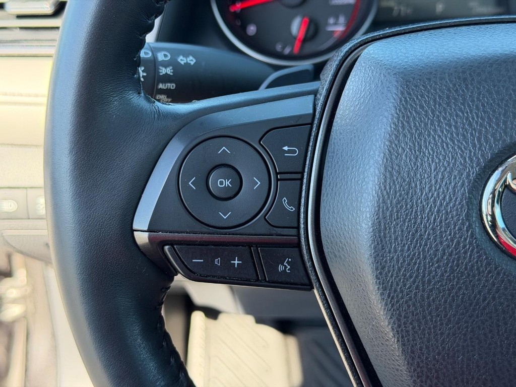 Toyota Camry Vehicle Full-screen Gallery Image 17