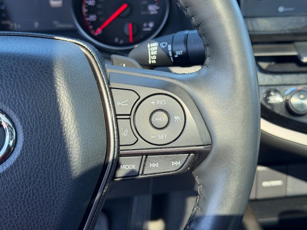 Toyota Camry Vehicle Full-screen Gallery Image 18