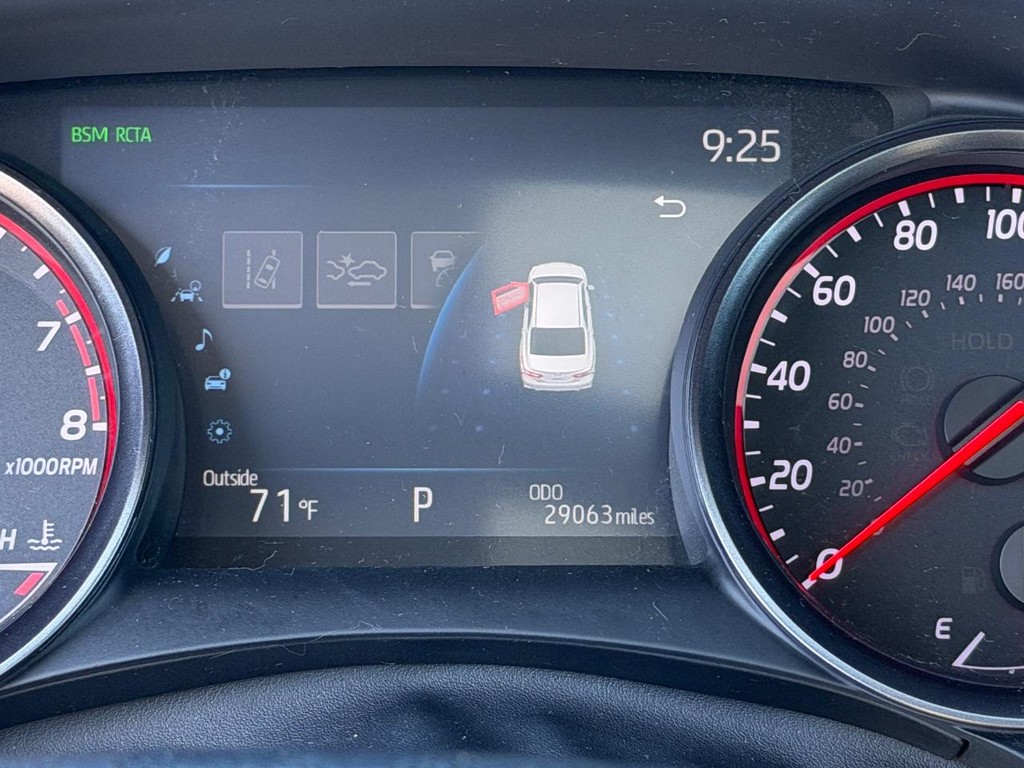 Toyota Camry Vehicle Full-screen Gallery Image 20