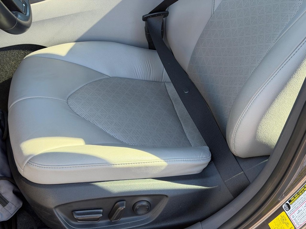 Toyota Camry Vehicle Full-screen Gallery Image 22
