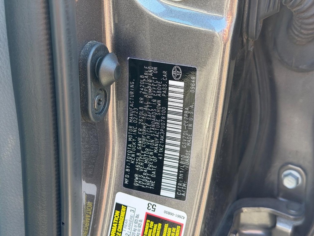 Toyota Camry Vehicle Full-screen Gallery Image 23