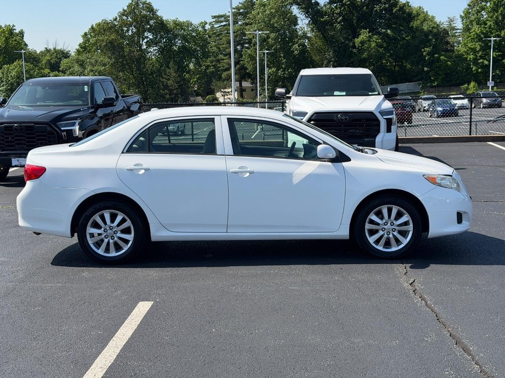 Toyota Corolla Vehicle Full-screen Gallery Image 02