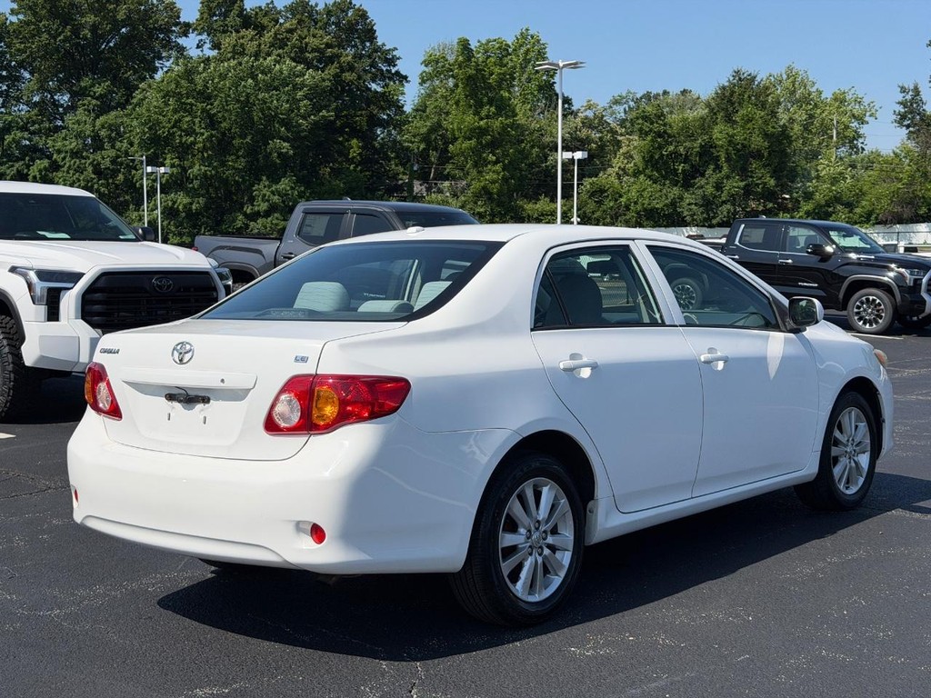 Toyota Corolla Vehicle Full-screen Gallery Image 03