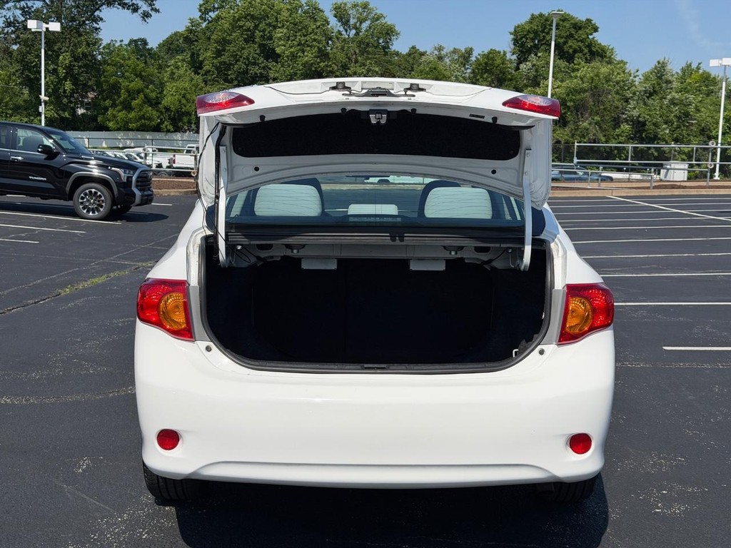 Toyota Corolla Vehicle Full-screen Gallery Image 04