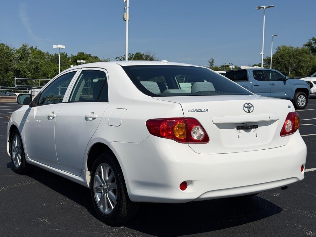 Toyota Corolla Vehicle Full-screen Gallery Image 06