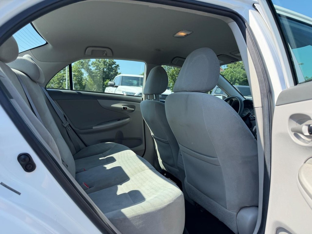 Toyota Corolla Vehicle Full-screen Gallery Image 10