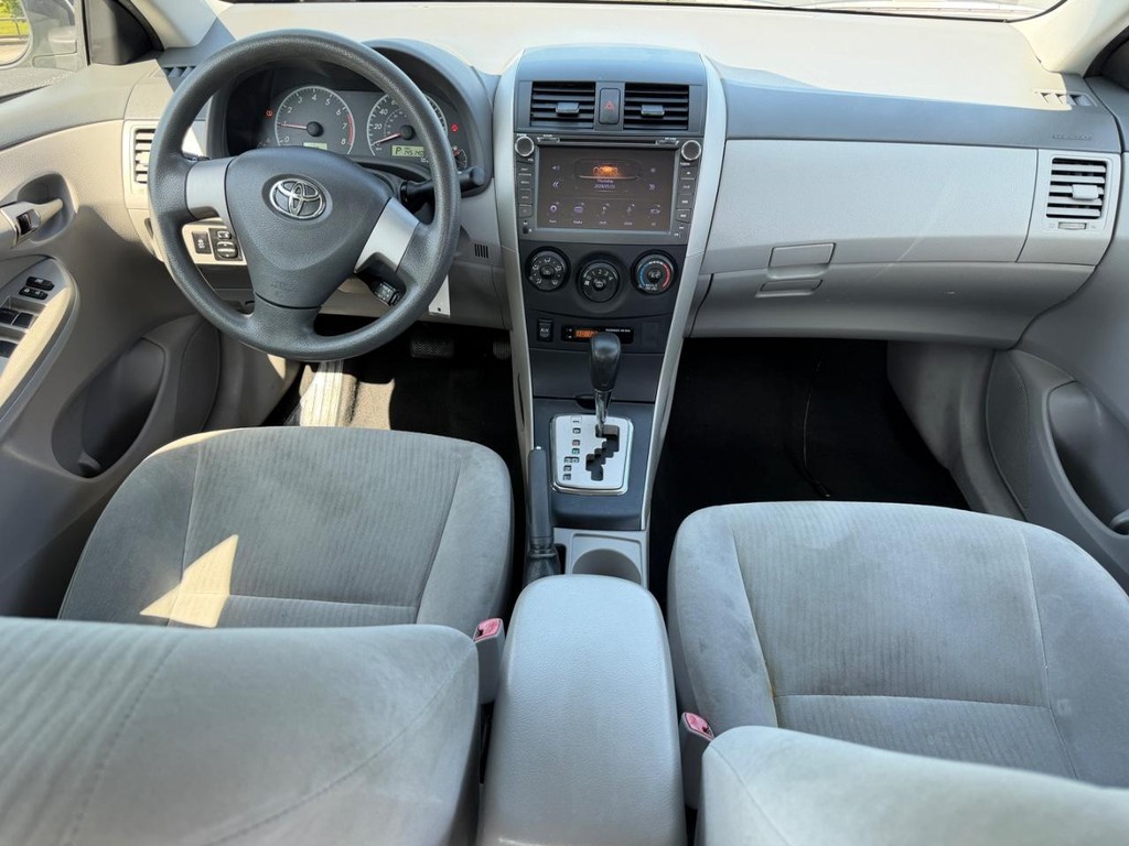 Toyota Corolla Vehicle Full-screen Gallery Image 11