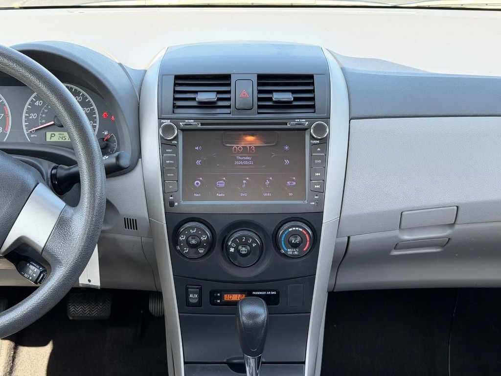 Toyota Corolla Vehicle Full-screen Gallery Image 13