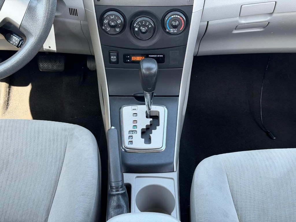 Toyota Corolla Vehicle Full-screen Gallery Image 14