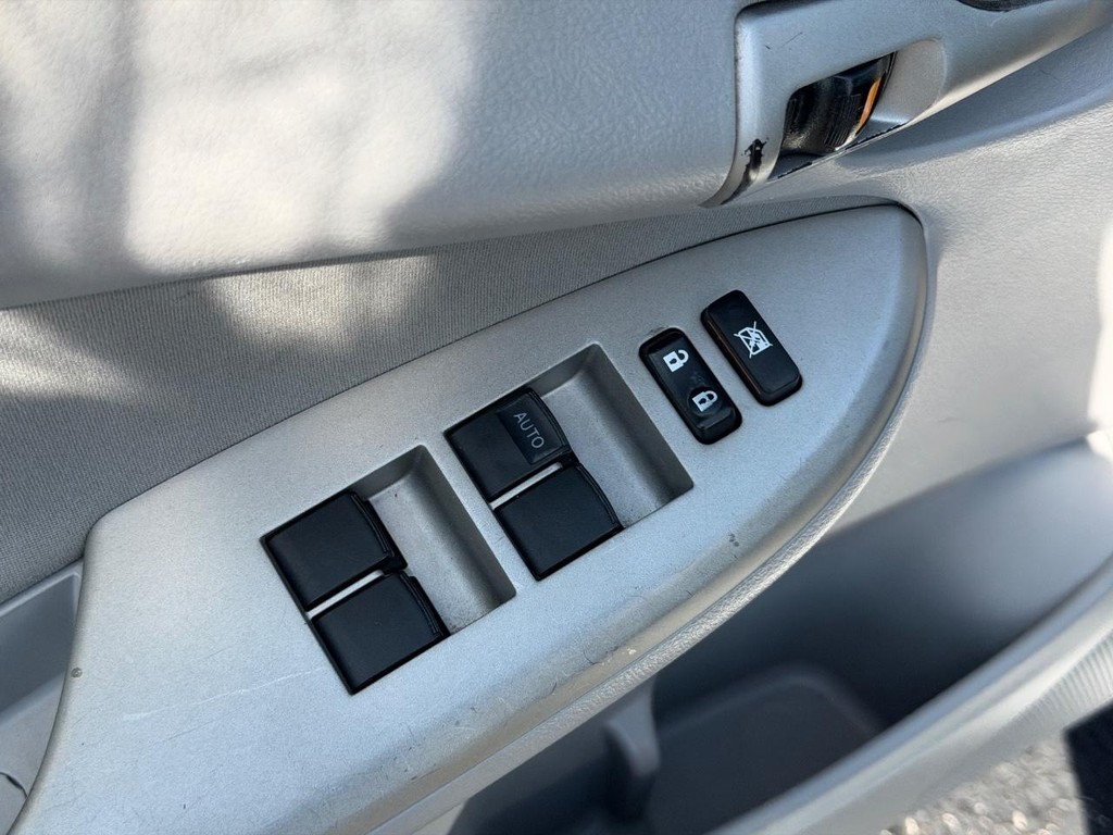 Toyota Corolla Vehicle Full-screen Gallery Image 15