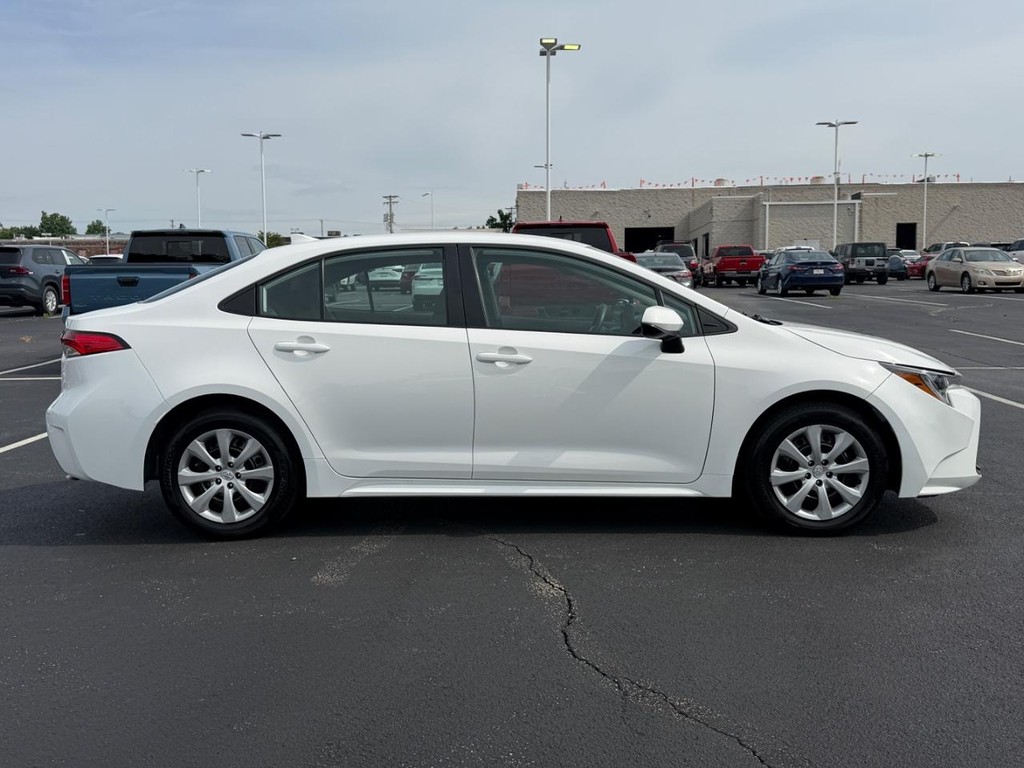 Toyota Corolla Vehicle Full-screen Gallery Image 02