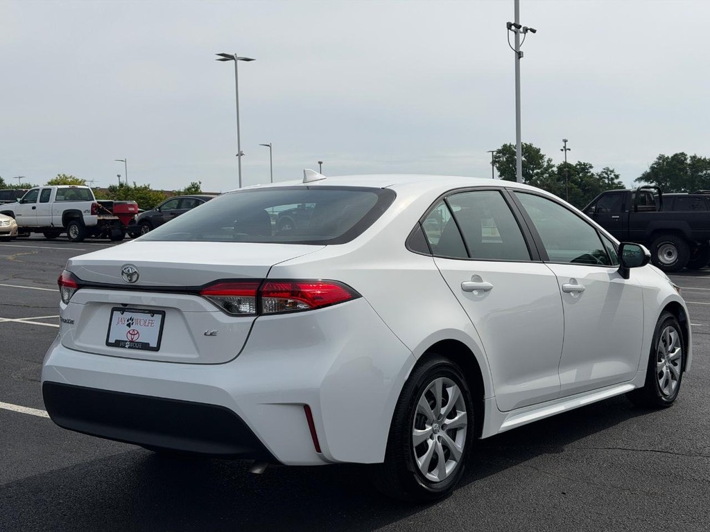 Toyota Corolla Vehicle Full-screen Gallery Image 03
