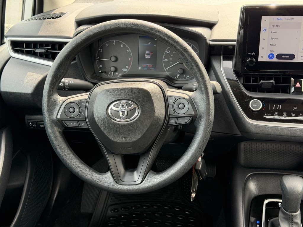 Toyota Corolla Vehicle Full-screen Gallery Image 11
