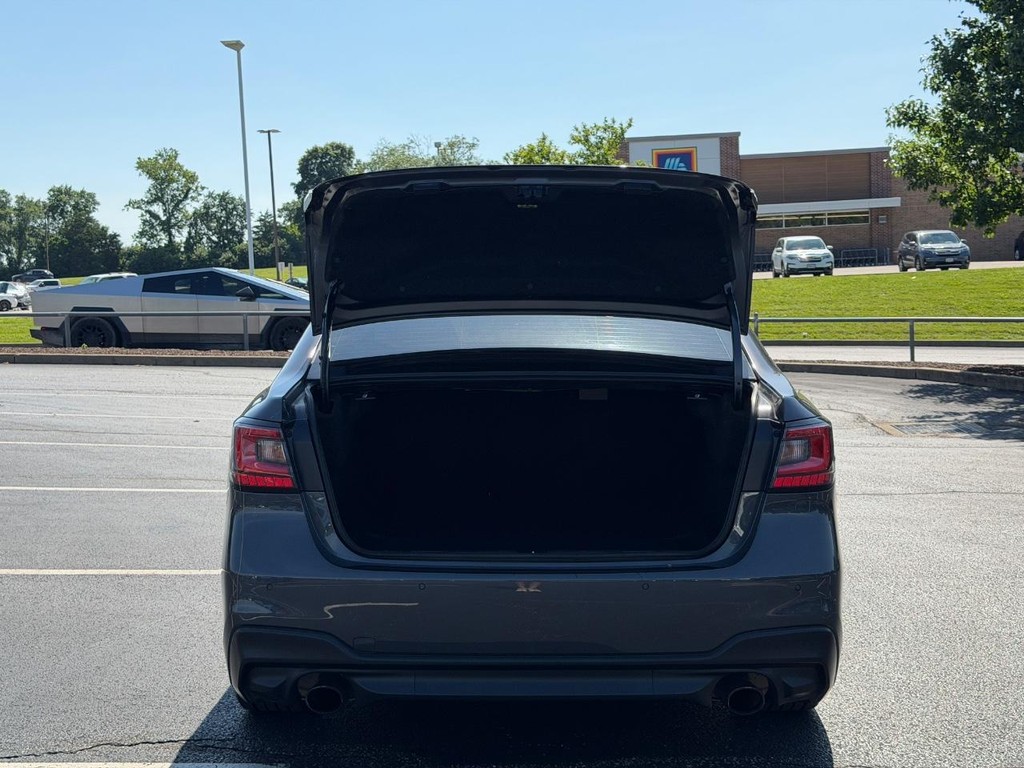 Subaru Legacy Vehicle Full-screen Gallery Image 04