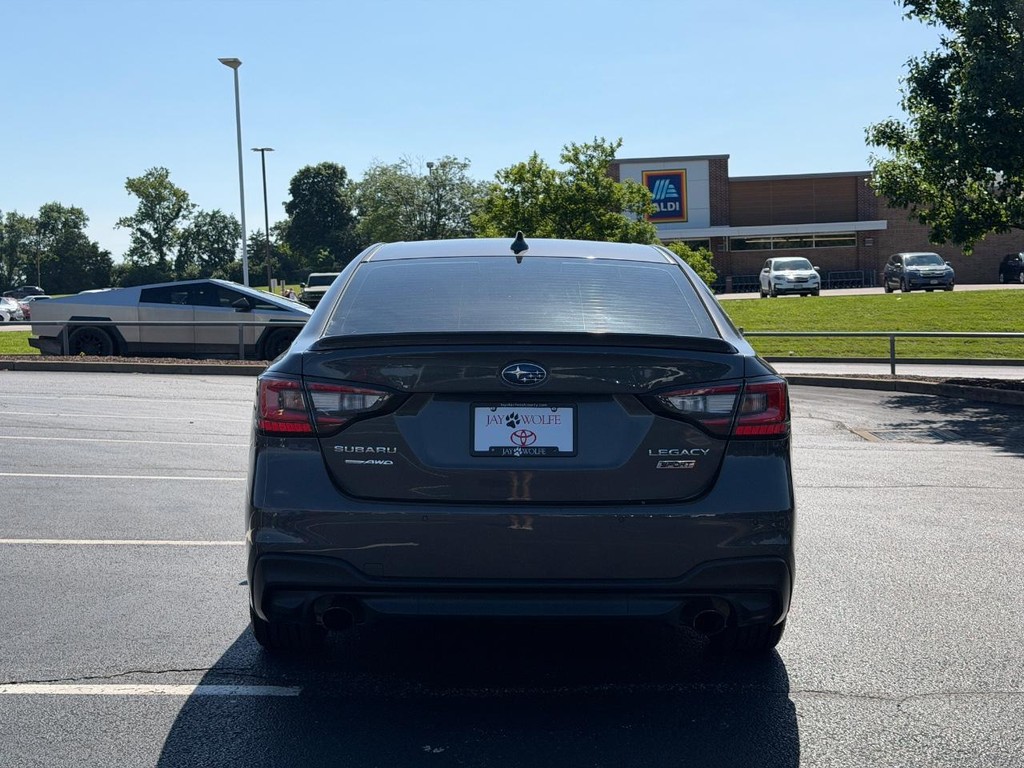 Subaru Legacy Vehicle Full-screen Gallery Image 05