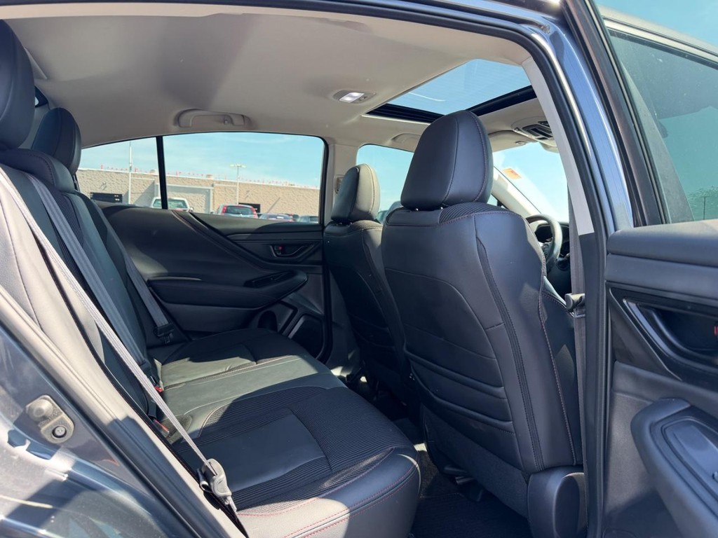 Subaru Legacy Vehicle Full-screen Gallery Image 10