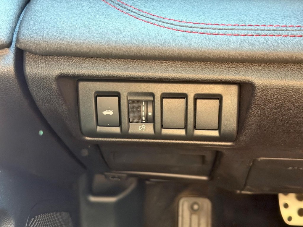 Subaru Legacy Vehicle Full-screen Gallery Image 16
