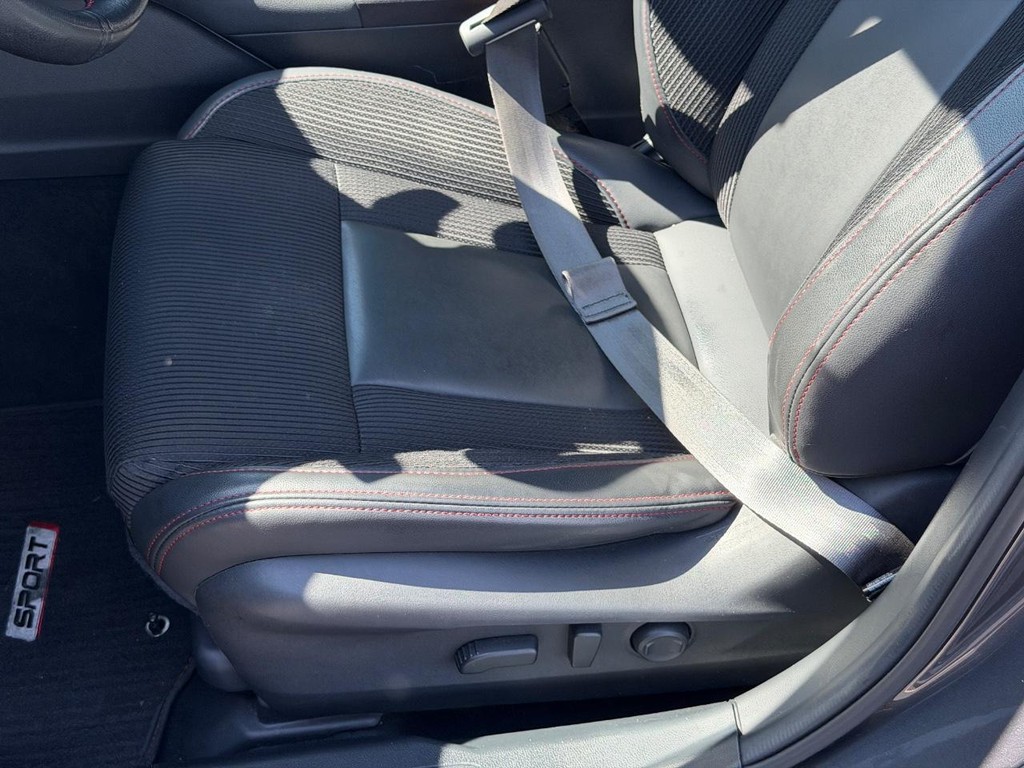 Subaru Legacy Vehicle Full-screen Gallery Image 23