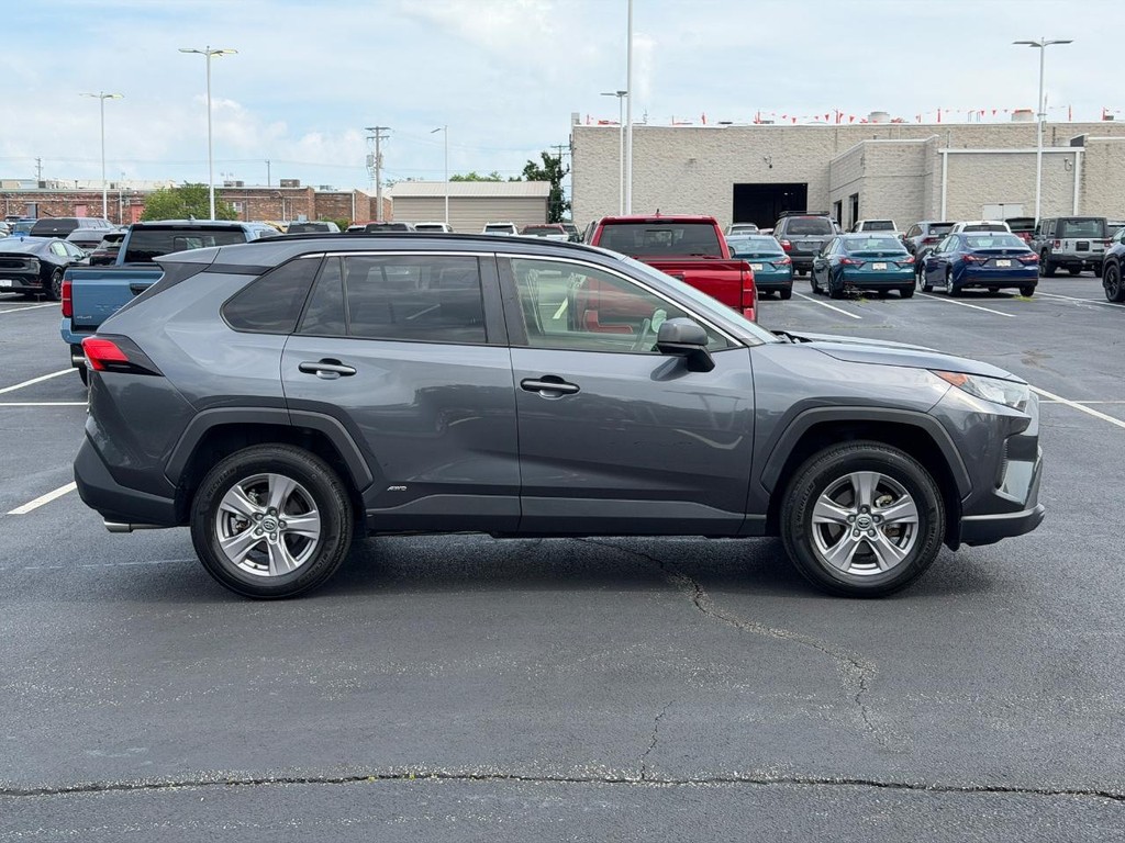 Toyota RAV4 Vehicle Full-screen Gallery Image 02