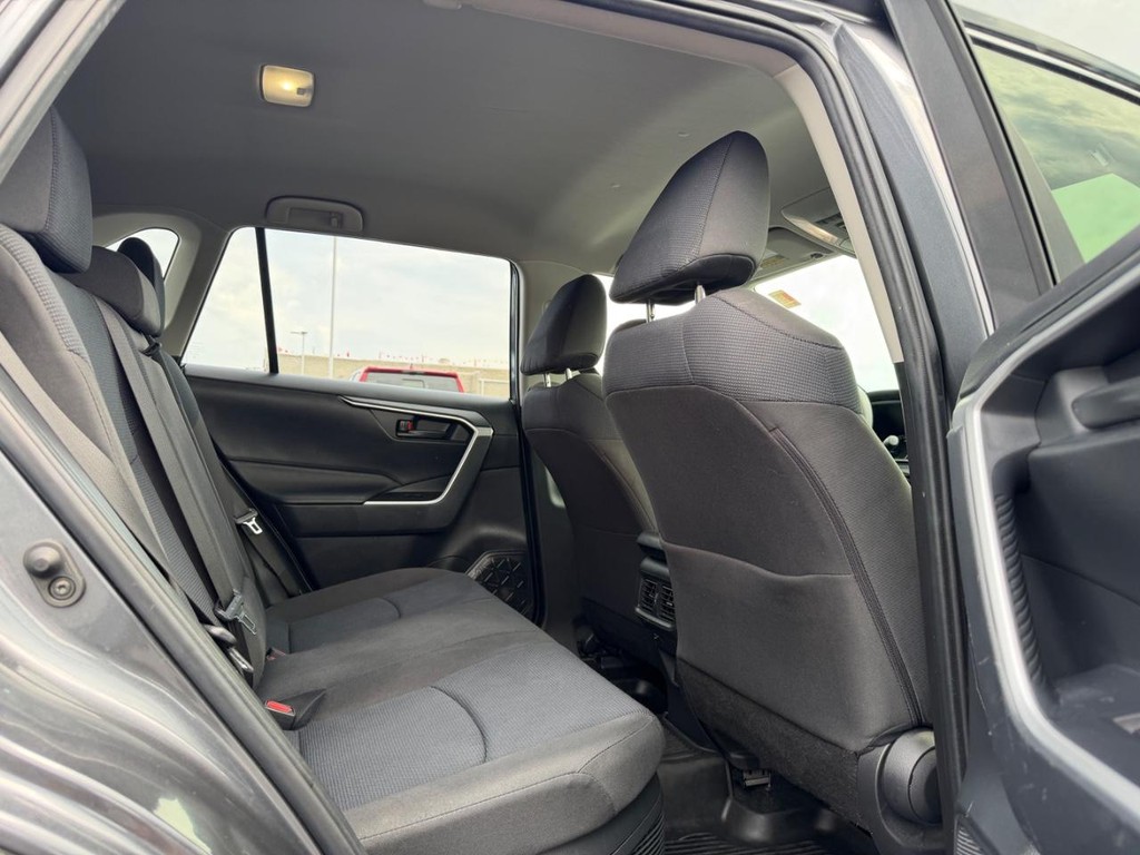 Toyota RAV4 Vehicle Full-screen Gallery Image 10