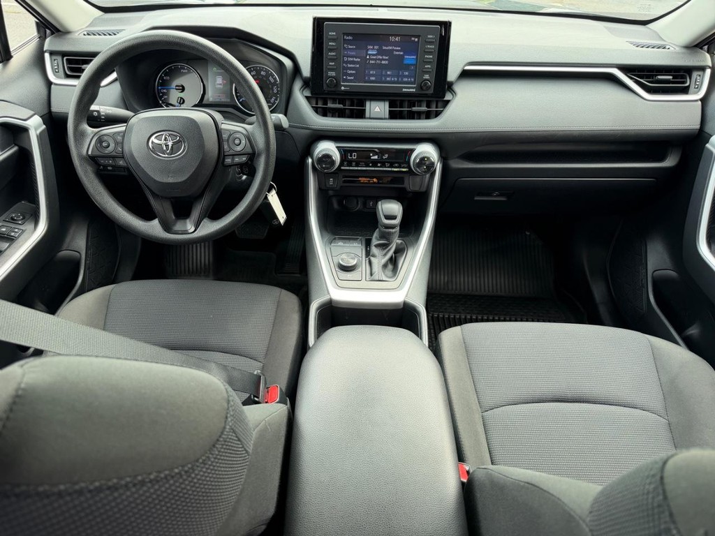 Toyota RAV4 Vehicle Full-screen Gallery Image 11