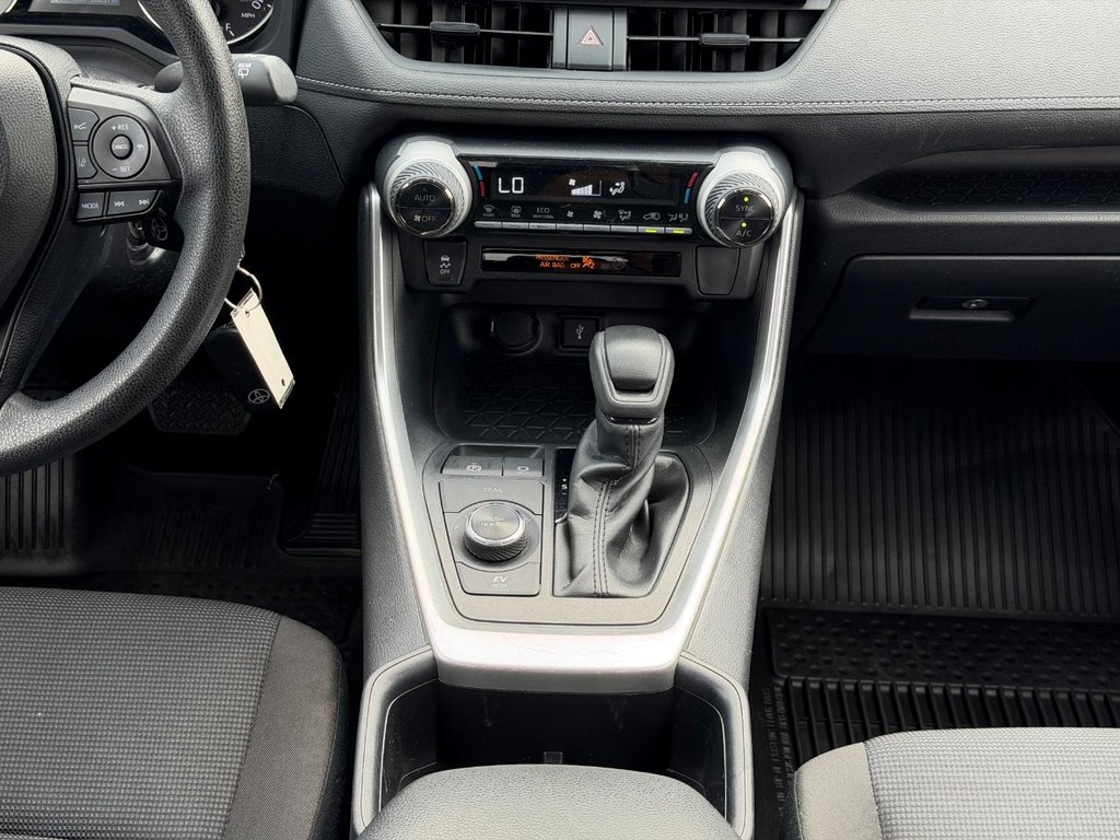 Toyota RAV4 Vehicle Full-screen Gallery Image 14