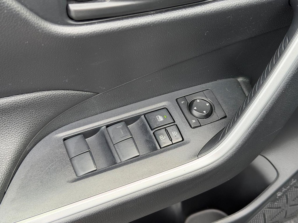 Toyota RAV4 Vehicle Full-screen Gallery Image 15