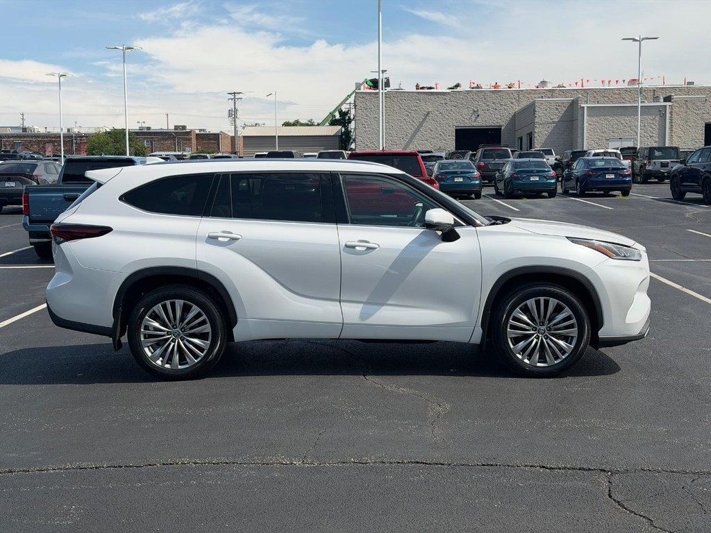 Toyota Highlander Vehicle Full-screen Gallery Image 02