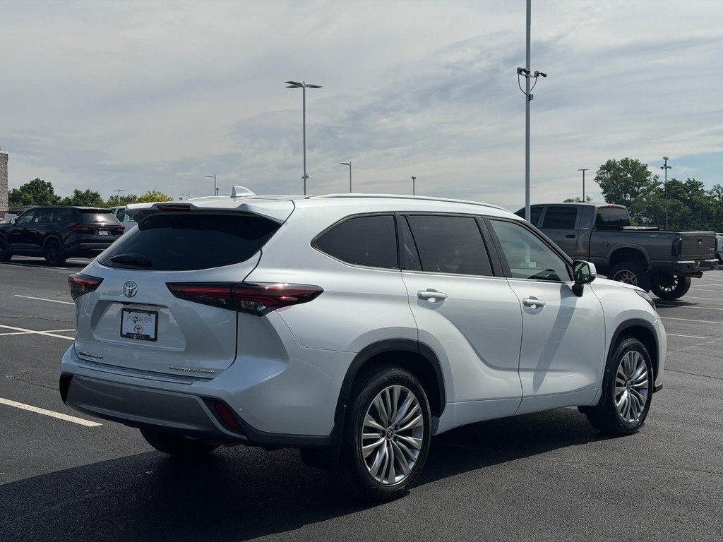 Toyota Highlander Vehicle Full-screen Gallery Image 03