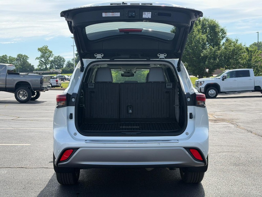 Toyota Highlander Vehicle Full-screen Gallery Image 04