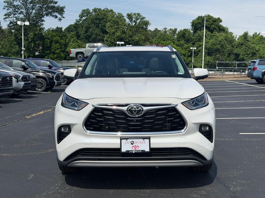 Toyota Highlander Vehicle Full-screen Gallery Image 09