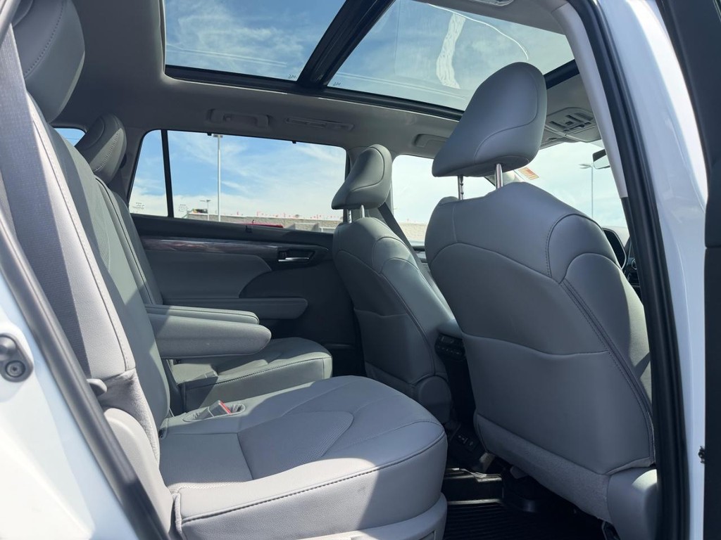 Toyota Highlander Vehicle Full-screen Gallery Image 10