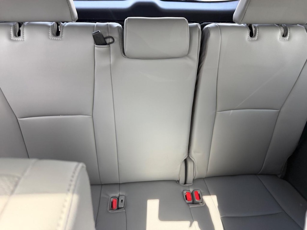 Toyota Highlander Vehicle Full-screen Gallery Image 11