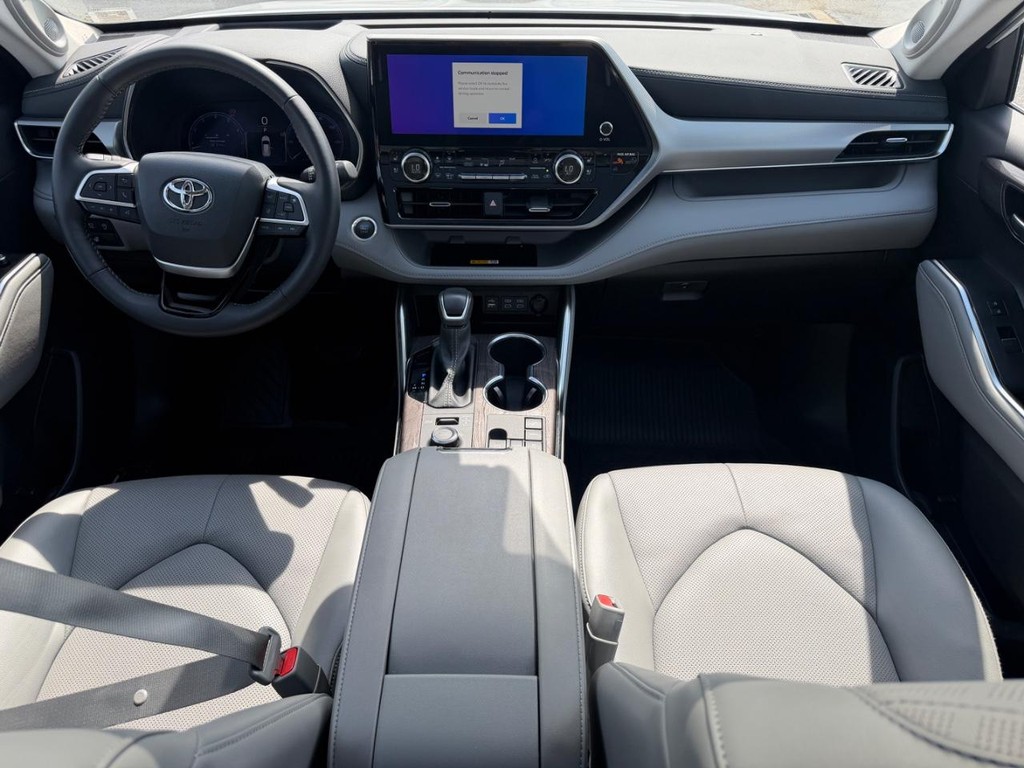 Toyota Highlander Vehicle Full-screen Gallery Image 12