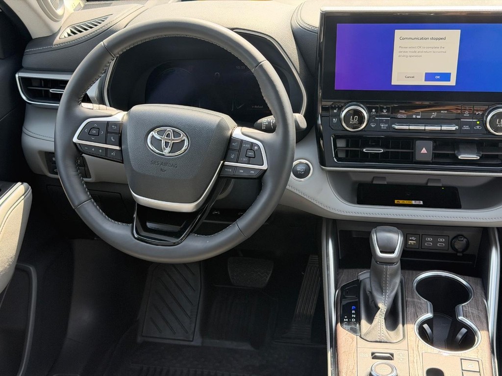 Toyota Highlander Vehicle Full-screen Gallery Image 13
