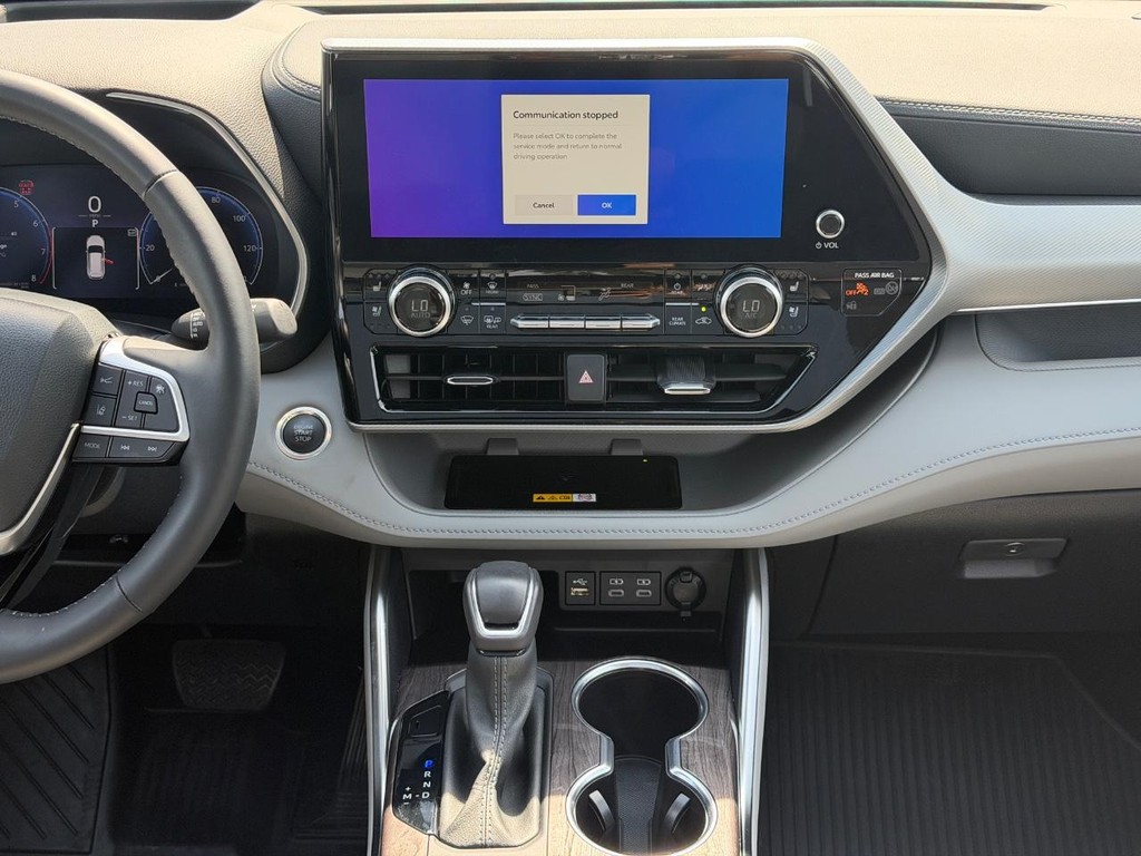 Toyota Highlander Vehicle Full-screen Gallery Image 14