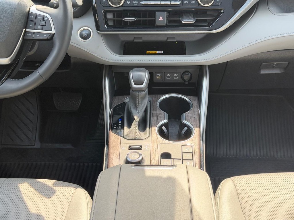 Toyota Highlander Vehicle Full-screen Gallery Image 15