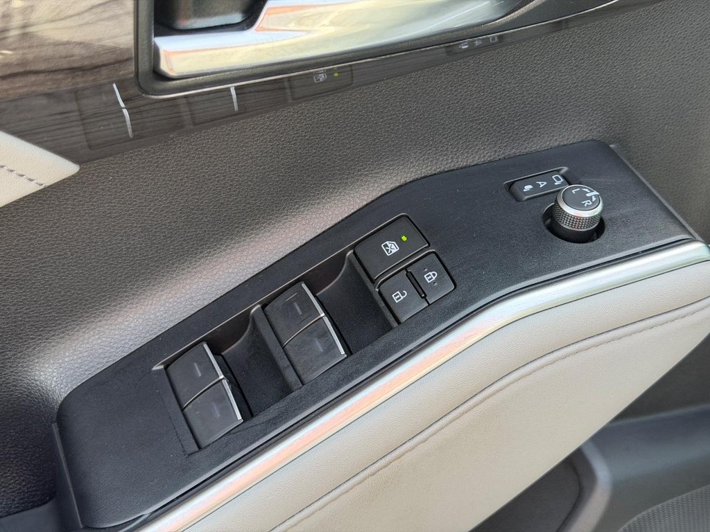 Toyota Highlander Vehicle Full-screen Gallery Image 16